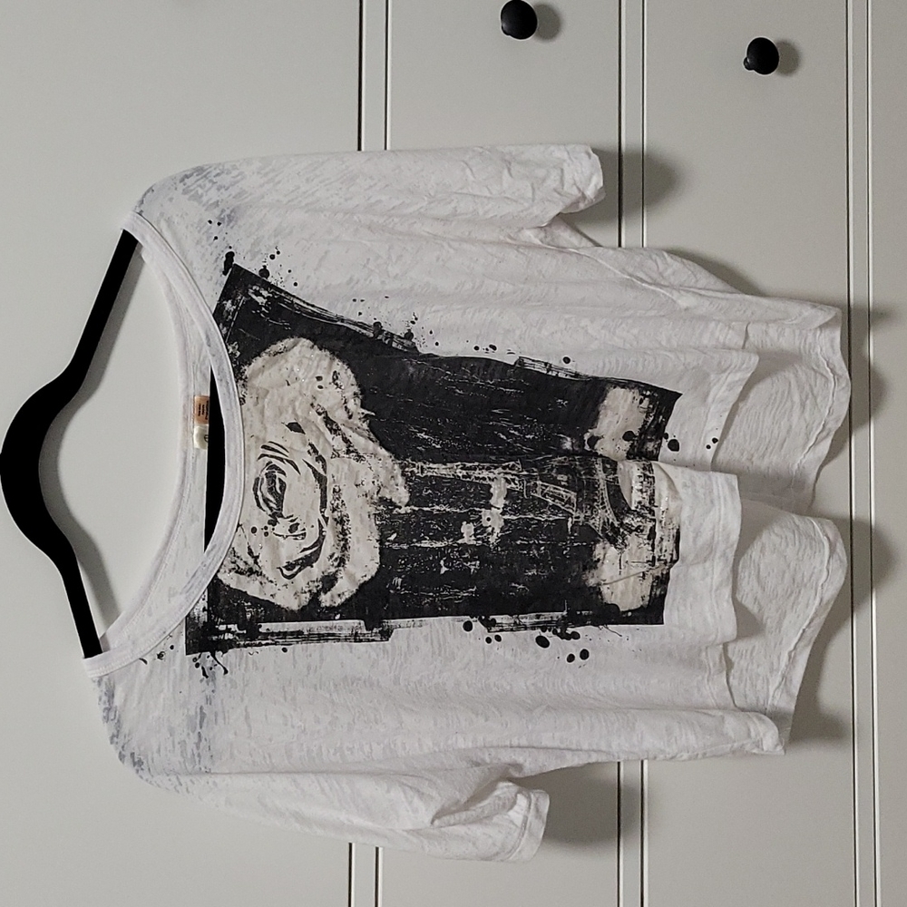 Eyeshadow eifle tower tee